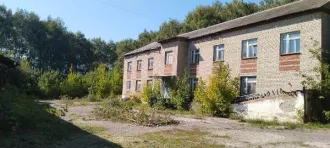 Земельный участок площадью 1597 кв. м с кадастровым номером 13:23:1009039:196, категория земель: земли населенных пунктов, разрешенное использование: склады, местоположение: Республика Мордовия, г. Саранск, ул. Пролетарская. На участке расположены объекты недвижимого имущества: здание ветаптеки…