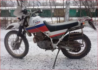 Мотоцикл, марка: YAMAHA SERROW225WE, год изготовления: 1993, цвет: БЕЛЫЙ, VIN: ОТСУТСТВУЕТ, ПТС: 25 УВ 798031, г/н: 6925АО25, изготовитель  страна : ЯПОНИЯ, модель двигателя: 1КН, двигатель №: ОТСУТСТВУЕТ, мощность двигателя, л. с.  кВт : 20  14.7 , рабочий объем двигателя, куб. см: 225, шасси …