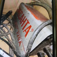 Сварочный аппарат Resanta САИ-220 (58-003711-2). Бывший в употреблении. Годные остатки. Всего 1 единица. Сведения о комплектности и работоспособности отсутствуют. Продается в имеющемся состоянии.