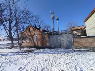 Жилой дом площадью 80,9 кв. м с кадастровым номером 20:17:0222005:536 и земельный участок площадью 652 кв. м с кадастровым номером 20:17:0223003:242 в г. Грозном, расположенный по адресу: Чеченская Республика, г. Грозный, р-н Ленинский, ул. Полярников/Краснознаменная, д 7/72.