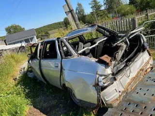 ВАЗ-21103 2002 года, годные остатки. Автомобиль светло-серебристого цвета. Без государственного регистрационного знака. VIN: ХТА21103020478532. Мощность: 93,9 л.с. Ключ зажигания и паспорт транспортного средства 51 ОУ 909284 в наличии. Дефекты: Полная деформация кузова. Отсутствуют все стекла…