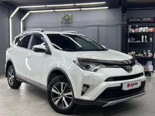 Toyota RAV4 2018 года, цвет Белый Перламутр. VIN: XW7RDREV20S037035, госномер Е352УК28. Модель двигателя 3ZR, бензиновый, номер C322783, мощность 146 л. с. / 107 кВт, объем 1987 куб. см. Кузов XW7RDREV20S037035, максимальная масса 1645 кг.