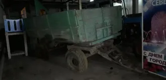 Прицеп 2ПТС4-887Б 1985 года выпуска, зеленого цвета. Заводской номер 0006Ж. Паспорт самоходной машины ВА521512.