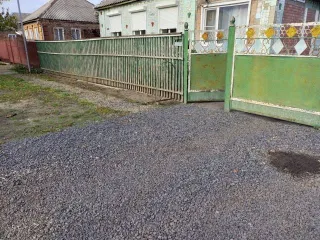 Дом 83,4 кв.м, строения и земельный участок 571 кв.м в Ростовской обл. Земельный участок (61:57:0011032:17) + жилой дом (61:57:0011032:124) + строение (гараж) (61:57:0011032:122) + строение (сарай) (61:57:0011032:123), расположенные по адресу: Ростовская область, р-н Сальский, г. Сальск, ул…