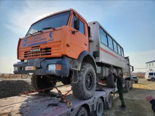 Движимое имущество (автомобили, специализированная техника), расположенное в Хабаровском крае, п. Галкино. Автомобиль КамАЗ-65222, VIN X1F652220D0000398, шасси XTC 652220 C1288561, 2013 г.в., гос. номер Т 538 ХК 163. Автомобиль КАМАЗ 65222-43, VIN XTC652224E1300015, 2014 г.в., гос. номер У 664 ЕА…