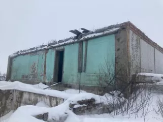 Нежилое здание механического цеха, кадастровый номер 71:26:070904:409, площадь 623,4 кв. м, расположено по адресу: Тульская обл., г. Донской, мкр. Подлесный, ул. Клубная, д. 1А (разукомплектовано).