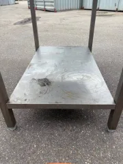 Стол пристенный Kayman СП-222/1007. Является бывшим в употреблении имуществом, могут иметься скрытые недостатки.