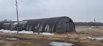 Нежилое здание (фуражный склад (ангар) одноэтажный, деревянный, площадь 492,9 кв.м), кадастровый номер 72:06:0203001:99, расположенное по адресу: Тюменская обл., Викуловский р-н, д. Иковское, Промышленная зона, №1/16. Состояние ангара не пригодно к эксплуатации, требует проведения капитального…