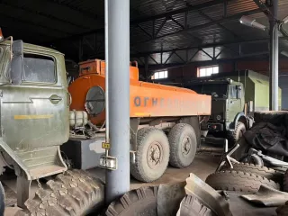 Урал 4320, 1995 года выпуска, цвет защитный. Грузовой автомобиль с цистерной. VIN: XIP43200S0227631. Мощность двигателя 180 л.с., объем 10850 куб. см. Госномер Н014АТ38.