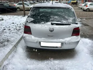 Volkswagen Golf 2001, модель: Golf, год выпуска: 2001, цвет: Серебристый, VIN: WVWZZZ1JZ1W695019, вид собственности: индивидуальная. Особенности тех. состояния: сломано левое боковое зеркало, битое правое крыло, коррозия колесных арок.