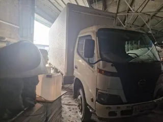 Hino Dutro 2001 года выпуска. Грузовой фургон, цвет белый. Государственный номер B656PB49. Номер шасси (рамы) XZU382*0001880. Номер двигателя А32504.