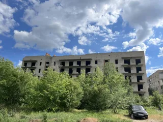 Жилое здание - Незавершенный строительством дом, пл. н/д кв. м, Литер – н/д, Этажность - 5 эт, кадастровый номер: 61:15:0010109:282. Земельный участок, пл. 7775 кв.м, кадастровый номер 61:15:0010109:5, расположенные по адресу: Ростовская обл, р-н Каменский, рп Глубокий, ул. Юбилейная, 8/4.