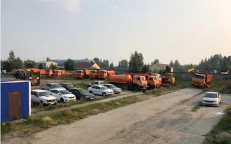 Ограждение из железобетонных плит расположено по адресу: Ханты-Мансийский автономный округ-Югра, г. Нижневартовск, тер. Юго-Западный промышленный узел, панель №25. Вагончик бытовой.