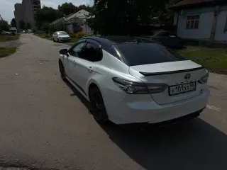 Toyota Camry 2021 года, 249 лс, 253400 км, АКПП, гос.рег.знак Н101ХХ98, VIN XW7BZ3HK60S116340, 2021г.в., мощность двиг., л.с. (кВт): 248,8 (183), цвет: белый перламутр с черной крышей.