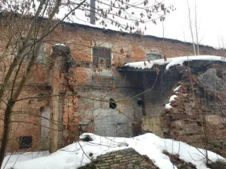 Нежилые здания 899,9 кв.м и участок, Санкт-Петербург. Здания, расположенные по адресу: Санкт-Петербург, поселок Понтонный, улица Александра Товпеко, дом 12, литера А, литера Б, и земельный участок по тому же адресу, литера А. Литера А: площадью 739.3 кв.м, назначение: нежилое, этажность здания: 2…