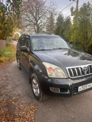 Toyota Land Cruiser 2004 года выпуска. VIN JTEBZ29J700016147. Находится в залоге у ПАО «Совкомбанк».