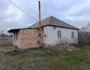 Здание кад № 26:09:020821:94 площадью 83.70 кв. м и земельный участок кад №26:09:020108:6 площадью 30044.00 кв. м по адресу: Ставропольский край, Туркменский район, село Камбулат, улица Комарова, дом 18.