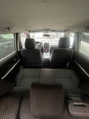 Автомобиль марки Suzuki модель Grand Vitara 2011 г.в. VIN-номер JSAJTD54V00621128; состояние удовлетворительное, авто на ходу, видимых повреждений нет. Есть следы коррозии на левом заднем крыле, сколы и повреждения ЛКП, трещина на лобовом стекле, течь сальников редуктора и задних приводов, течь…