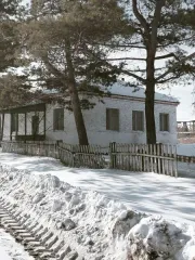 Нежилое здание 67.4 кв.м и земельный участок 447 кв.м в селе Албазинка, улица Центральная, 4. Одноэтажное здание 1900 года постройки, общей площадью 67,4 кв.м., в удовлетворительном состоянии. Инженерные коммуникации: теплоснабжение автономное, электроснабжение. Кадастровый номер здания…