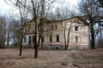 Комплекс объектов: Главный дом, общей площадью 819,4 кв. м, кадастровый номер 47:23:0107001:163, номер в ЕГРОКН 472311385460015,  Хозяйственный корпус одноэтажный, номер в ЕГРОКН 472311385460045 общей  площадью 109,7 кв. м, расположенный по адресу: Ленинградская область, Гатчинский район, д…