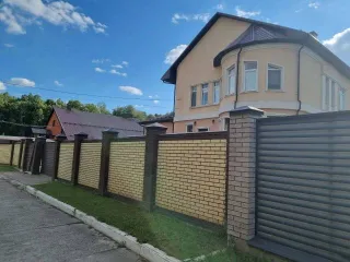 Дом 561,9 кв.м, участок 1344 кв.м, г. Казань. Здание, общая площадь: 561,9 кв.м., кадастровый номер: 16:50:160602:1814, расположенное по адресу: г. Казань, ул. Снежная, д. 26; земельный участок, общая площадь: 1344 кв.м., кадастровый номер: 16:50:160602:1942, расположенное по адресу: г. Казань, ул…