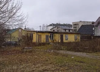 Земельный участок 1648 м² и 3 нежилых здания в Гусеве, Калининградская область. Аукцион по продаже земельного участка и нежилых зданий по адресу: Калининградская область, Гусевский городской округ, г. Гусев, ул. З. Космодемьянской, 33Б. Имущественный комплекс по адресу: Калининградская обл., г…