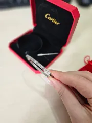 Футляр с браслетом CARTIER, отверткой, очками CELINE, GIVENCHY, BALENCIAGA, DOLCE&GABBANA, VALENTINO. Футляр, в нем: браслет металлический, отвертка, с изображением товарного знака «CARTIER». Очки, маркированные товарным знаком «CELINE». Очки, маркированные товарным знаком «GIVENCHY». Очки…