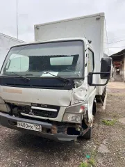Грузовой автомобиль Mitsubishi Fuso Canter FE85DG, 2013 год. VIN: Z9MFE85DGBG004462, госномер: Н400МХ123. Автомобиль не на ходу. На водительской двери вмятина, капот и передний бампер под замену, аккумулятора нет. ПТС на автомобиль отсутствует.