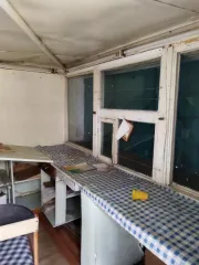 Комплекс: земельный участок 16 м² и здание 4,7 м², Амурская область. Адрес: Российская Федерация, Амурская область, г.о. город Зея, г. Зея, ул. Ленина, з/у 2г/3 (д. 2г/3). 1. ЗУ Площадь: 16 +/- 1 кв.м, КН 28:03:020019:24, категория земель: ЗНП, ВРИ: для эксплуатации торгового киоска "Роспечать". 2…