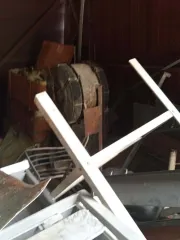 Оборудование тарного склада: Конвейер входящий, сушка, мойка, шкафы, приводы, шкаф управления, конвейер исходящий. Характеристики основных средств представлены на сайте ЕФРСБ в публикации об оценке №20167634 от 29.10.2025