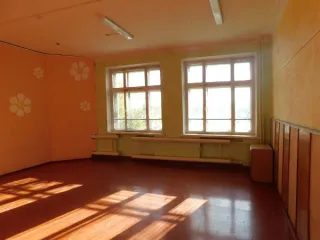 Здание ДЭБЦ площадью 1441,4 кв.м, мастерская 184,3 кв.м и земельный участок 6515,94 кв.м, расположенные по адресу: Кемеровская область, г. Анжеро-Судженск, ул. Бийская, д. 64. Кадастровые номера: 42:20:0102054:649, 42:20:0102054:650, 42:20:0102054:16.