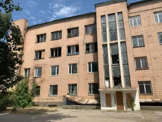 Административное здание, расположенное по адресу:  г. Сальск, ул. Ленина, 39 Административное здание, расположенное на земельном участке  по адресу: Ростовская область, г. Сальск, ул. Ленина, 39, в том числе: - Нежилое помещение, общей площадью 877,1 кв.м, кадастровый номер 61:57:0010526:18…