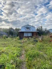 Земельный участок площадью 546 кв.м и здание площадью 20.4 кв.м. Адрес: Россия, Удмуртская Республика, г. Воткинск, территория СНТ "Сад 5", ул. 7-я, дом 77. Кадастровый номер участка: 18:27:070806:16. Здание нежилое, одноэтажное, кадастровый номер: 18:27:070805:188.