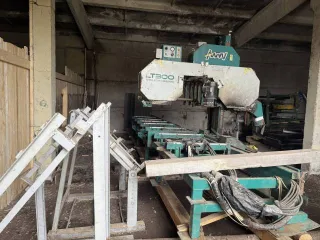 Пилорама Wood-Mizer LT300S, 2007. Технологическое оборудование, инвентарный номер 00-000001, год выпуска 2007, тип оборудования — машины и оборудование лесной и деревообрабатывающей промышленности, марка (модель) Wood-Mizer LT300S, страна изготовления — Польша, завод изготовитель — Wood-Mizer.