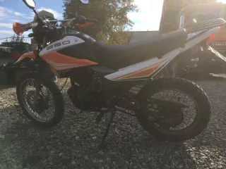 Мотоцикл Racer RC250GY-C2A, 2019 год. VIN: Z9RM35734K0471998. Цвет: оранжевый. Объем двигателя: 224 см³, мощность: 10.8 кВт/14.7 л.с. Экологический класс не установлен. Обездвижен. Многочисленные царапины по кузову, коррозия, замятия кузовных элементов, изношенная резина. Техническое состояние не…