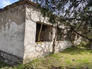 Нежилое здание площадью 664,5 кв. м, с расположенным под ним земельным участком площадью 2112 +/- 16 кв. м (категория земель – земли населенных пунктов; вид разрешенного использования – бытовое обслуживание) Лот № 1: недвижимое имущество, находящееся в собственности Республики Крым,  расположенное…