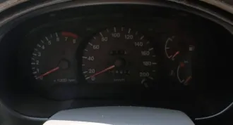 Хендэ Акцент 2003 года, серебристый. VIN: X7MCF41GP4M007673, ПТС: 63РН 449751, госномер Р565КА64. Двигатель бензиновый G4EC3626195, объем 1.5 л (1495 куб. см), мощность 102 л.с. Максимальная масса 1555 кг, масса без нагрузки 1176 кг. Экологический класс не установлен. Произведен ООО ТАГАЗ (Россия).