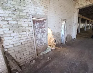Здание кад. № 26:09:020901:8, пл. 1488.60 кв. м. по адресу СК, Туркменский район, с. Камбулат, МТФ №2.