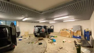 Дом 953,5 кв.м и земельный участок 3357 кв.м в Московской области, Одинцовский район, сельское поселение Горское, поселок Горки-2, ПДСК «Беркут-5». Кадастровый номер участка: 50:20:0040651:120. Кадастровый номер дома: 50:20:0040651:180. Встроенные стеллажи (5 шт), диваны желтого цвета (2 шт)…