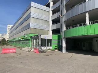 Нежилые помещения 5702.4 кв. м, гараж 2946 кв. м, земельный участок 5220 кв. м, Москва. Нежилые помещения (этаж 1, помещение VI - комната 1, помещение VIа - комната 1, помещение VII - комната 1, этаж 2, помещение IX комнаты 1-41, помещение VIII - комната 41, этаж 3, помещение XI - комнаты 1-42…