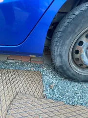 Honda Fit 2013 года выпуска, VIN кузова GK31020913 (GK3-1020913). Автомобиль после ДТП: глубокие вмятины и деформация левой передней двери (требуется замена), вмятины и царапины левой задней двери (требуется ремонт и покраска), вмятины порога с левой стороны. Царапины и сколы краски по всему…