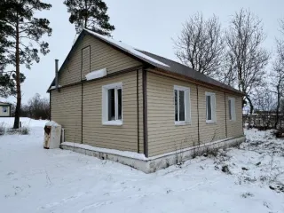 Нежилое здание 57,7 кв.м + участок 682 кв.м, д. Александровка, Курская область. Здание 57,7 кв.м и земельный участок 682 кв.м, расположенные по адресу: Курская область, Советский район, Александровский сельсовет, д. Александровка, д. 29А. Здание, назначение: нежилое, наименование: нежилое здание…
