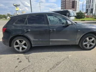 Audi Q5, 2015. Автомобиль AUDI Q5, 2015 г.в. Идентификационный номер (VIN): WAUZZZ8R6GA089983, тип двигателя: бензиновый на бензине, мощность (кВт/л.с.) 169.2/230.0, тип транспортного средства: легковой универсал, цвет кузова (кабины): черный.