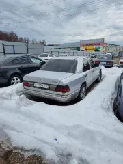 Mercedes-Benz 300E 1992 года, госномер О199КХ11, VIN: WDB1240301B820198. Кузов серого цвета, по всему корпусу имеются повреждения и пятна ржавчины. Техническое состояние транспортного средства не проверялось. Наличие ключей и документов указано в составе лота.