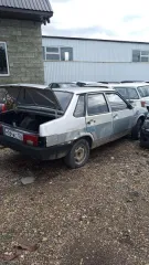 ВАЗ 21099, 2003 года выпуска. Цвет кузова: светло-серебристый металлик. Тип: легковой седан. VIN: XTA21099033427301. Государственный регистрационный знак: М084ВС126. Объем двигателя: 1499 см³. Мощность: 57.2 кВт / 77.8 л.с. Экологический класс: 2. Ключи и документы отсутствуют. В салоне видны…