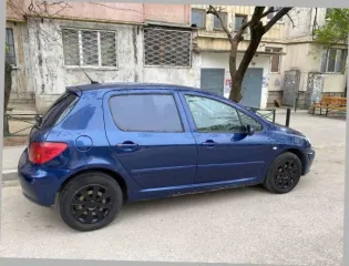 Peugeot 307 2004 года, синий. VIN: VF33CNFUE83363754. Бензиновый двигатель мощностью 110 л.с. (80,88 кВт). Разрешенная максимальная масса 1729 кг, снаряженная масса 1304 кг.