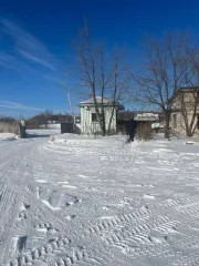 Имущественный комплекс, состоящий из: нежилое здание: наименование склад, количество этажей 1, в том числе подземных 0, площадь 532,1 кв. м, кадастровый номер 27:23:0040106:20, расположенное по адресу: Хабаровский край, г. Хабаровск, р-н Железнодорожный, ш. Воронежское, д. 158; нежилое здание…