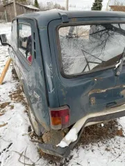 Автомобиль ВАЗ 21213, VIN: XTA212130V1258485, 1996 года выпуска, мощность 79 л.с. На ходу, но не заводится. Состояние плохое, требует больших вложений. Необходим ремонт тормозов и замена тормозных колодок. Пороги и двери под замену. Отсутствует переднее пассажирское сиденье, водительское сиденье…