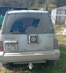 Suzuki Escudo 1991 года, серый. ПТС: 78PH575881, госномер: X723AO65. Производство: Япония. Бензиновый двигатель объемом 1995 см³, мощность 140 л.с. (103 кВт). Максимальная разрешенная масса 1895 кг, снаряженная масса 1620 кг.