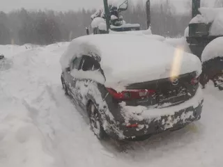 Автомобиль Mazda 3, г/н К610НХ33, 2014 г.в., VIN JMZBM42A831142078 (Реализация по прямому назначению). Серо-коричневый цвет, передний бампер имеет многочисленные трещины и сколы, наличие мелких царапин и потертостей по всему лакокрасочному покрытию кузова автомобиля, следы ржавчины на элементах…